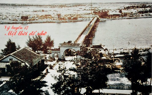 Toàn cảnh đôi bờ cầu Hiền Lương bắc qua sông Bến Hải (1961). Sau Hiệp định Geneve 1954, sông Bến Hải trở thành giới tuyến quân sự chia cách đất nước thành 2 miền.